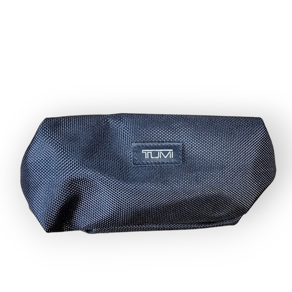 Tumi for Delta Black Small Cosmetic Accessories Travel Case Zipper Top - Picture 1 of 13